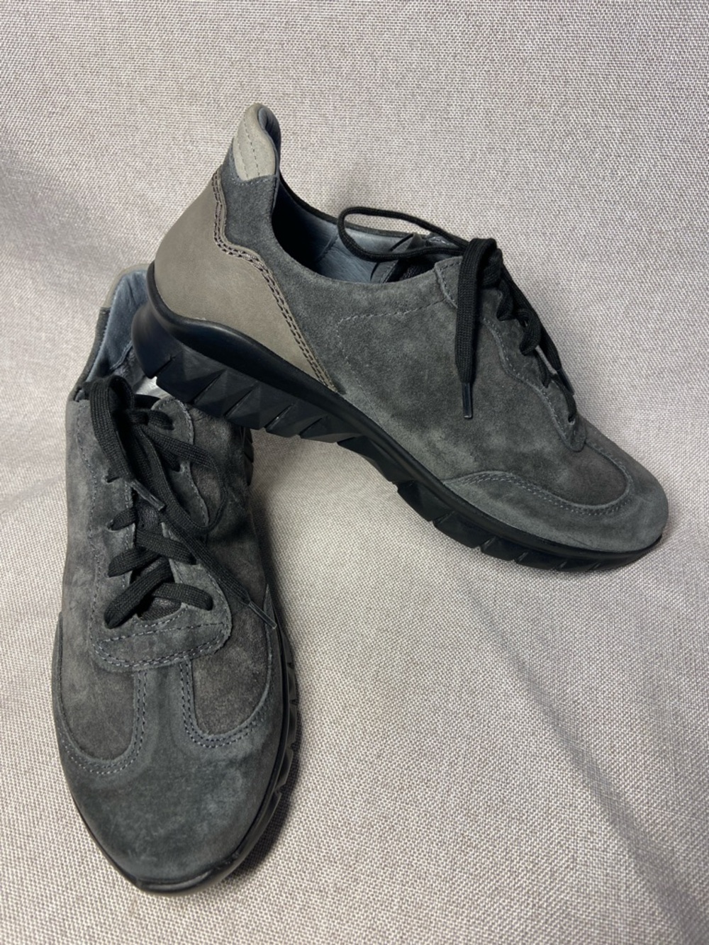 Naot Women’s Gray Suede Lace-Up Sneakers Size 39 (L-8) New.